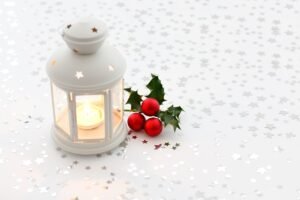 Vela en un candil con ambiente navideño