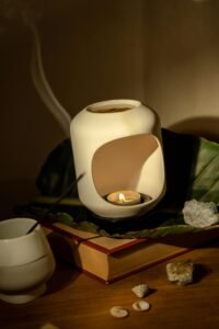 Quemador blanco con vela encendida